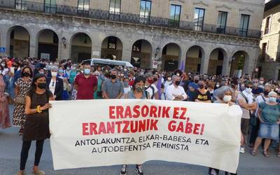 Bergarako plaza beteta Gijongo eraso matxista salatzeko