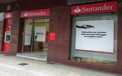 Banco Santanderrek 9.000 euro ordaindu beharko dizkie hiru arrasatearri