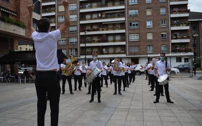 Plazaz plaza itzuli da kaleetara Musika Banda