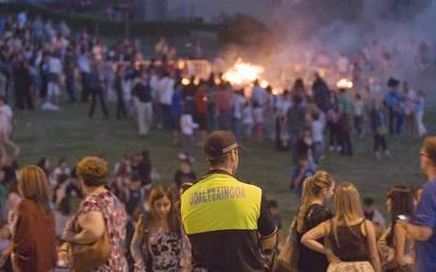 Baimenik gabeko festa bi desegin ditu Getxoko Udaltzaingoak aste-akabuan