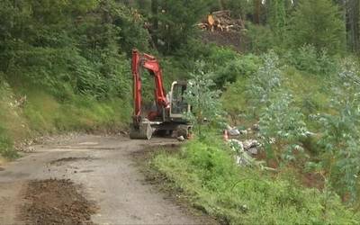 Beizu eta Azurtza baserrietara doan bidea konpontzen dabiltza Elgetan