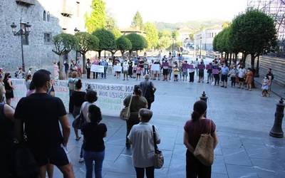 San Jose egoitzako "egoera jasanezina" salatu dute langileek, egoiliarren senideek eta herritarrek eliz atarian