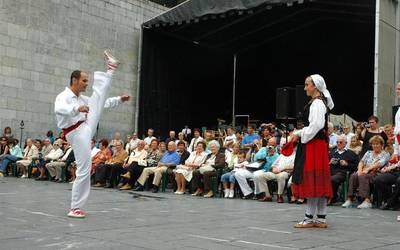 “Dantzari peto-petoa eta dantzale amorratua izan da Abel Iriondo, eta aparteko gizona”