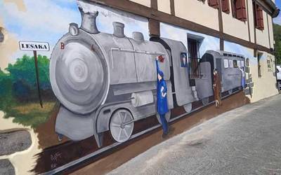 Bidasoko Tren Txikito gogoan mural ederra margotu dute Lesakan
