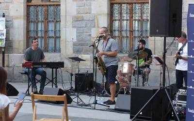 Jazz doinuek hartu dute Bergarako San Martin plaza