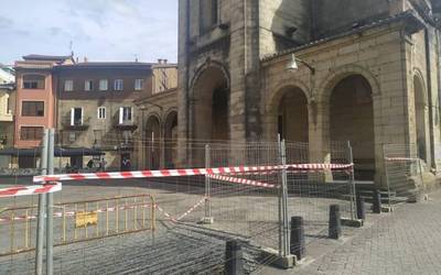 Gauez Santa Ana plazako arkupea eta Andra Mariko elizpea ixtea erabaki du Durangoko Udalak