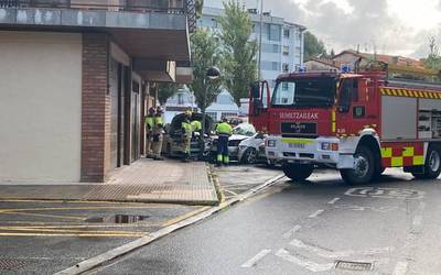 Auto batek aparkatutako beste biren aurka jo du Trino Uria kalean