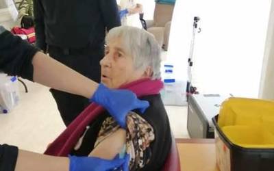 Lesakan eta Beran hasiko dira adinekoen egoitzetako erabiltzaileei COVID-19aren aurkako txertoaren dosi gehigarria ematen