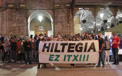 Udal hiltegiaren itxieraren aurka protesta egin zuten eskualdeko abeltzainek