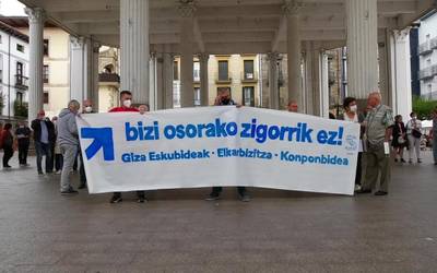 Sarek deituta elkarretaratzeak egin zituzten Euskal Herriko hainbat herritan