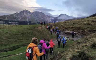 Lakartxela mendira ateraldia egin dute Arkupeak elkarteko mendizaleek