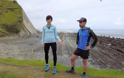 Flysch Trail lasterketa ezagutzen Oihana Kortazar eta Jokin Gijarro korrikalariekin