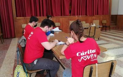 Caritasek boluntarioak eskatu ditu adingabeak laguntzeko eskola jardueretan
