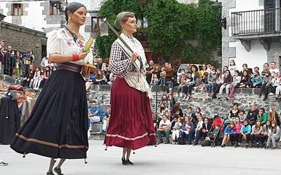 Leitzako erraldoi berrien izena aukeratzeko bidea abiatu dute