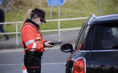 Abiadura kontrolatzeko kanpaina jarri dute abian Ertzaintzak eta Udaltzaingoak elkarlanean