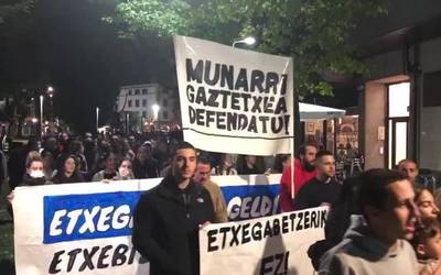 [BIDEOA] Ehunka gazte batu dira Zornotzan, gaztetxea husteko epemuga agortu bezperan
