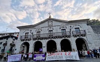 Atzo Gasteizen izandako hilketa matxista gaitzetsi dute herritarrek