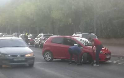 Auto matxuratu batek trafikoa moteldu du Zumalakarregi etorbidean