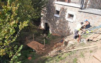 Jolasgunea eraikitzeari ekin diote Arakaldon, haurren parte hartzearekin