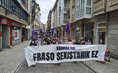 Emakume baten kontrako sexu erasoa salatu du Mugimendu Feministak