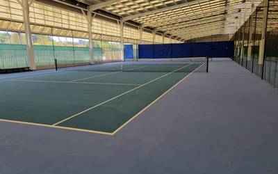 Fadura kiroldegiko tenis-pista estaliak berritu dituzte