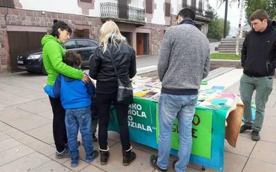 Klima aldaketaren kontrako informazio gunea paratu du plazan Baztango Talde Ekosozialak