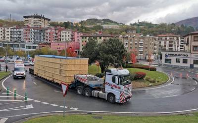 Maalako biribilgunean trabatu den kamioi batek arazoak sortu ditu trafikoan