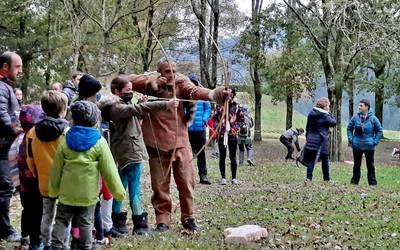 Historiaurreko gizakiaren bizimodua nolakoa zen ezagutu eta probatzeko aukera izan zen asteburuan Elgoibarren