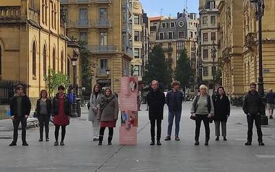 Helduek haurren aurrean dituzten hizkuntza praktiketan eragiteko ekimena antolatu du Euskaltzaleen Topaguneak