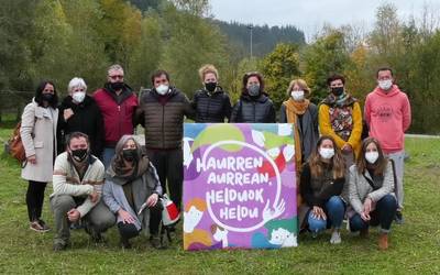 Tolosaldeko ikastetxeak ‘Haurren aurrean, helduok  heldu’ ekimenarekin bat