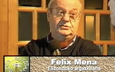 Felix Mena Irigoien Elizondoko argazkilariarekin solasean argazki makinen eboluzioaz