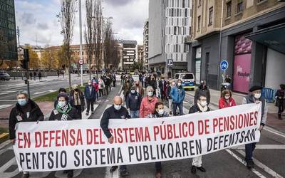 Pentsio publiko eta duinen aldeko manifestazioa egin dute Iruñean