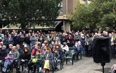 Lagun ugari batu zen Koldo Aranburu agurtzeko zapatuan egin zuten ekitaldi publikora