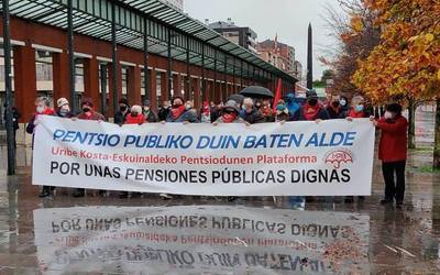 Pentsio duinak aldarrikatzeko manifestazioa egin zuten atzo Leioan