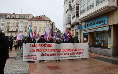 Lan, pentsio eta bizi baldintza duinak izateko burujabetza aldarrikatu dute Gasteizen