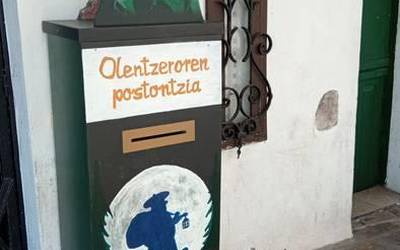 Olentzerori gutunak bidaltzeko postontzia jarri dute Estalapean