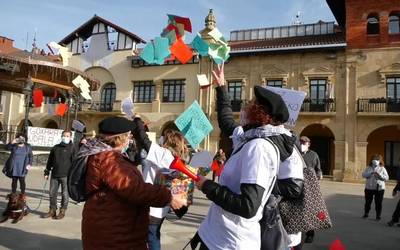 Olentzero eta Maridomingi, etxez etxeko langileen alde protestan