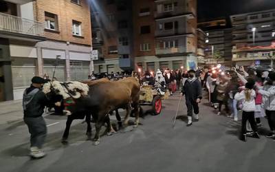 Idiek tiratutako gurdi gainean pasatu dira Olentzero eta Mari Domingi Aretxabaletatik