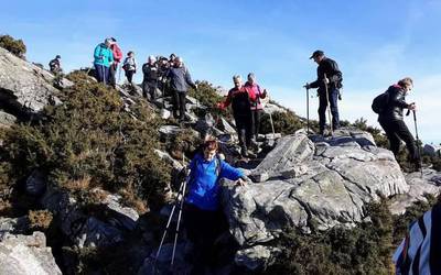 Urteko azken mendi ateraldia egin zuten Etxalarren Arkupeak elkarteko mendizaleek