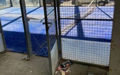 Padel-pistetako ekintza bandalikoakaz bukatzeko neurriak hartu ditu Plentziako Udalak