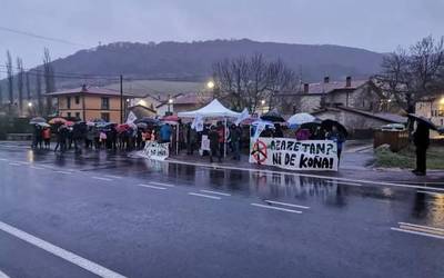 Zentral eoliko bat eraikitzeko proiektuaren aurka mobilizatu dira Azazetan