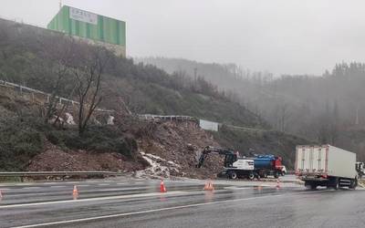 Trafikoan oztopoak eragin dituzte Epeleko eta Osintxuko lur-jausiek