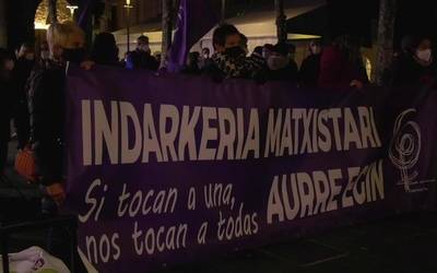 Sara Pinaren hilketa salatzeko kontzentrazioa burutu du Tolosako Asanblada Feministak