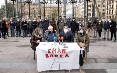 Xabier Etxeberria, Mikel Antzari babesa adierazi dioten idazleen artean