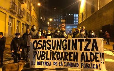 Anbulatorioen ateetan egin dute protesta osasungintza duin baten alde