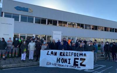 Lan erreformaren aurkako protesta egin dute GKN lantegiaren aurrean