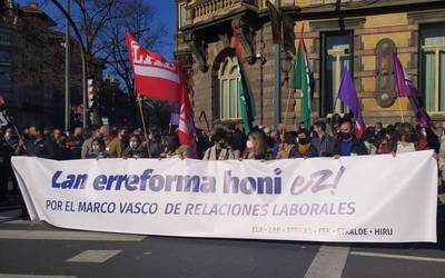 Euskal gehiengo sindikala bihar bozkatuko den lan-erreformaren aurka mobilizatu da