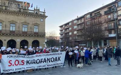 Ehunka herritarrek parte hartu zuten atzo Irunen Bidasoa ospitaleko bloke kirurgikoko obra esleipena geldiarazteko eskatuz