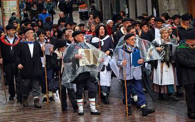 Etxegina taldeak santa eskea egin ez arren agerian jarriko du