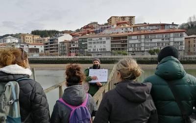 Hegaztiak behatzeko tailerra egin zuten atzo Deban, Geoparkeak antolatuta